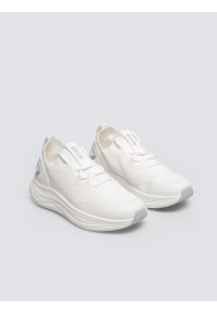 Big-Star - Sneakersy damskie białe TT274040 101. Okazja: na spacer, na co dzień. Nosek buta: okrągły. Zapięcie: bez zapięcia. Kolor: biały. Materiał: materiał, dresówka. Sezon: lato. Sport: turystyka piesza #2