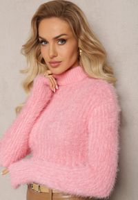 Renee - Jasnoróżowy Golf z Puchatego Materiału z Wełną i Długim Rękawem Geolla. Typ kołnierza: golf. Kolor: różowy. Materiał: materiał, wełna. Długość rękawa: długi rękaw. Długość: długie. Wzór: jednolity. Sezon: zima, jesień #4