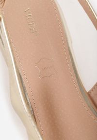 Born2be - Złote Sandały Vices ze Skórzaną Wkładką i Noskiem w Szpic Lisellia. Okazja: na co dzień, na spacer. Kolor: złoty. Materiał: skóra. Wzór: kwiaty. Sezon: lato. Obcas: na obcasie. Styl: casual, klasyczny, elegancki. Wysokość obcasa: niski #5