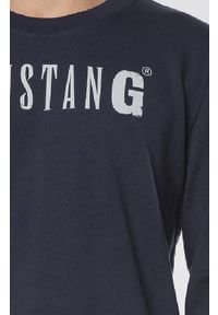 Mustang - LONGSLEEVE MĘSKI MUSTANG LOGO PRINT SWEATER BLUE NIGHTS 1004753 4085. Długość rękawa: długi rękaw. Wzór: nadruk #4