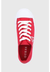 Guess Tenisówki damskie kolor czerwony. Nosek buta: okrągły. Zapięcie: sznurówki. Kolor: czerwony. Materiał: guma