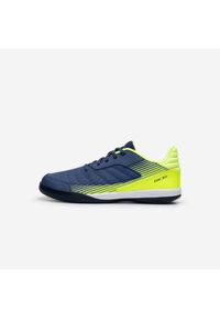 KIPSTA - Buty do piłki nożnej halowej dla dzieci Kipsta Eskudo 500 Futsal. Kolor: zielony, niebieski, wielokolorowy, żółty. Materiał: kauczuk. Wzór: gładki. Sport: piłka nożna