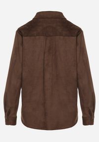 Born2be - Brązowa Koszula z Imitacji Zamszu Ozdobiona Klapami Retarna. Okazja: na co dzień. Typ kołnierza: kołnierzyk klasyczny. Kolor: brązowy. Materiał: zamsz. Wzór: aplikacja. Styl: klasyczny, casual, elegancki #7