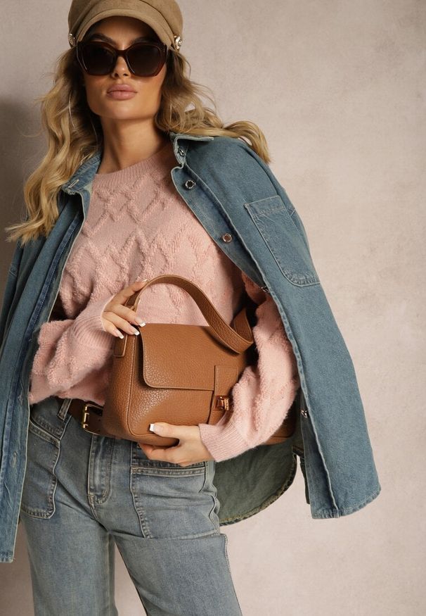 Renee - Różowy Luźny Sweter o Pudełkowym Kroju i Tłoczonym Splocie ze Ściągaczami Elomara. Okazja: na co dzień. Kolor: różowy. Materiał: jeans. Wzór: ze splotem. Styl: elegancki, casual