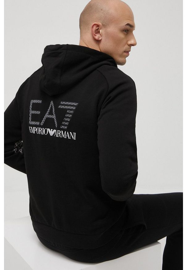 EA7 Emporio Armani bluza 3LPM55.PJEQZ męska kolor czarny z kapturem wzorzysta. Okazja: na co dzień. Typ kołnierza: kaptur. Kolor: czarny. Długość: krótkie. Styl: casual