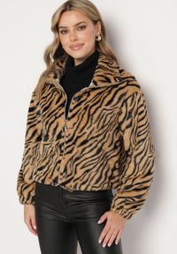 Born2be - Beżowa Futrzana Kurtka w Zebrę o Prostym Kroju ze Ściągaczem i Kieszeniami Velsomi. Kolor: brązowy. Materiał: futro. Wzór: motyw zwierzęcy. Styl: elegancki #1