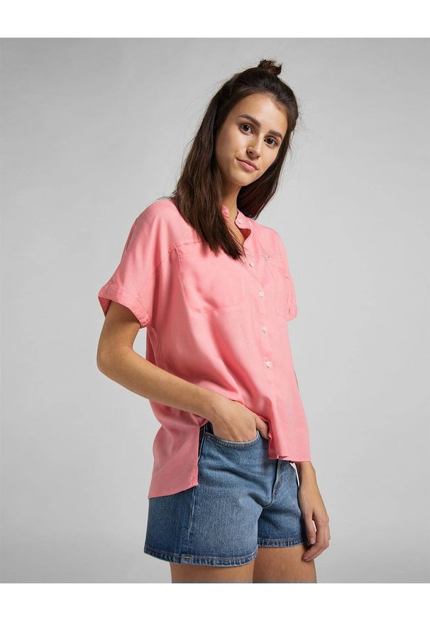 Lee - LEE CAP SLEEVE SHIRT DAMSKA KOSZULA KRÓTKI RĘKAW CHERRY BLOSSOM L46FZBQJ 112110920. Długość rękawa: krótki rękaw. Długość: krótkie