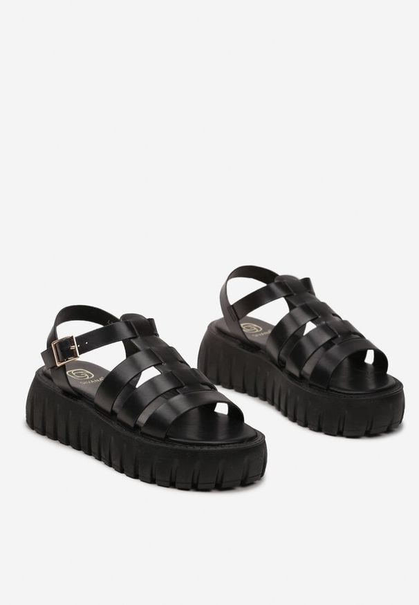 Renee - Czarne Sandały Typu Gladiatorki na Platformie Ozdobionej Tłoczeniem Kaimans. Okazja: na spacer. Kolor: czarny. Wzór: aplikacja. Sezon: lato. Obcas: na platformie. Styl: elegancki, wizytowy