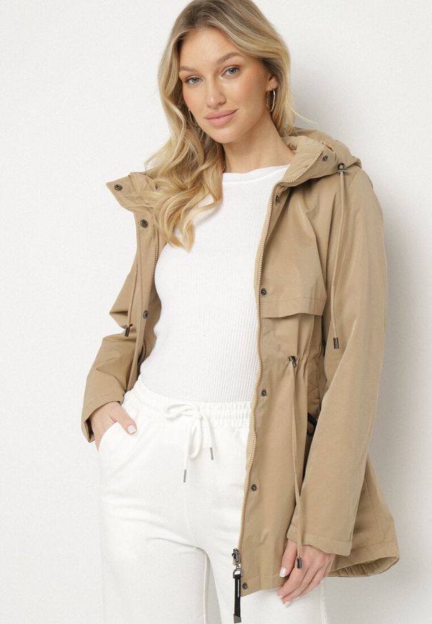 Born2be - Ciemnobeżowa Kurtka Parka Dwustronna Korilea. Okazja: na co dzień. Kolor: beżowy. Wzór: gładki. Styl: klasyczny, casual, elegancki
