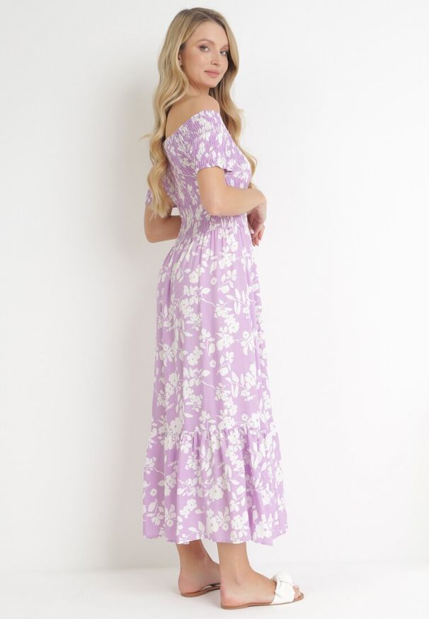 Born2be - Fioletowa Kwiecista Sukienka Hiszpanka Maxi z Marszczonymi Gumkami Ebothia. Typ kołnierza: dekolt hiszpanka. Kolor: fioletowy. Długość: maxi