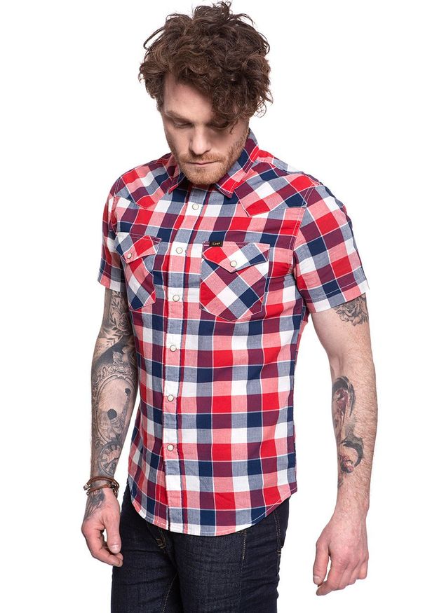 Lee - LEE SS WESTERN BRIGHT RED L640NMEF. Okazja: do pracy, na uczelnię, na randkę. Typ kołnierza: kołnierzyk klasyczny. Materiał: bawełna, jeans, materiał. Długość rękawa: krótki rękaw. Długość: krótkie. Styl: klasyczny