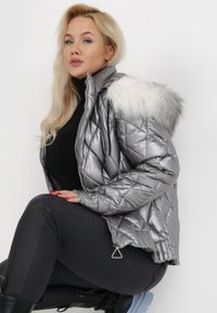 Born2be - Srebrna Kurtka Deinarpia. Kolor: srebrny. Długość rękawa: długi rękaw. Długość: długie. Styl: klasyczny #5