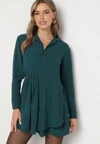Born2be - Ciemnozielona Asymetryczna Sukienka o Koszulowym Kroju z Gumką w Talii Elodina. Kolor: zielony. Długość rękawa: długi rękaw. Typ sukienki: asymetryczne, koszulowe. Styl: sportowy, elegancki #1