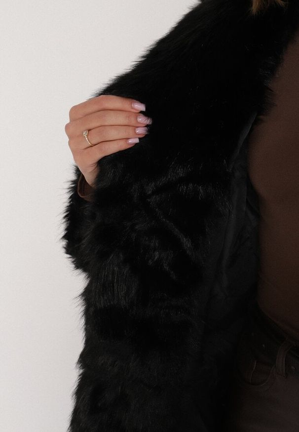 Born2be - Czarny Jednorzędowy Płaszcz Futro z Szerokim Kołnierzem Wedinalia. Okazja: do pracy, na co dzień. Typ kołnierza: golf. Kolor: czarny. Materiał: futro. Styl: casual, elegancki