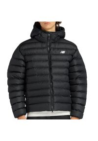 Kurtka męska New Balance MO53500BK - czarna. Okazja: na co dzień. Typ kołnierza: kaptur. Kolor: czarny. Materiał: puch, poliester. Wzór: aplikacja. Styl: casual, klasyczny #1