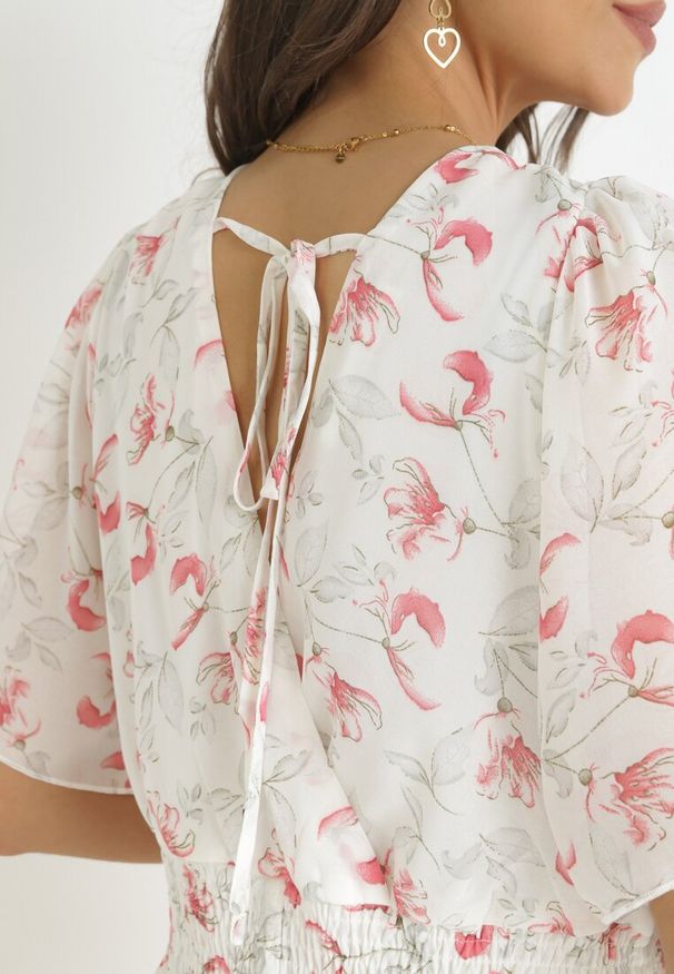 Born2be - Biała Sukienka z Gumką w Pasie i Kopertowym Dekoltem Roselita. Kolor: biały. Typ sukienki: kopertowe