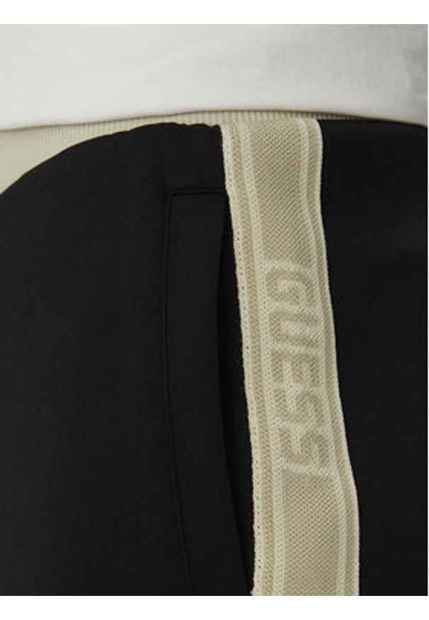Guess Szorty sportowe Z5GD08 KCRU2 Czarny Loose Fit. Kolor: czarny. Materiał: syntetyk. Styl: sportowy