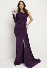 Born2be - Ciemnofioletowa Asymetryczna Sukienka Koktajlowa Ozdobiona Metaliczną Nicią i Trenem Emarielin. Kolor: fioletowy. Długość rękawa: długi rękaw. Wzór: aplikacja. Typ sukienki: asymetryczne. Styl: wizytowy. Długość: maxi #1