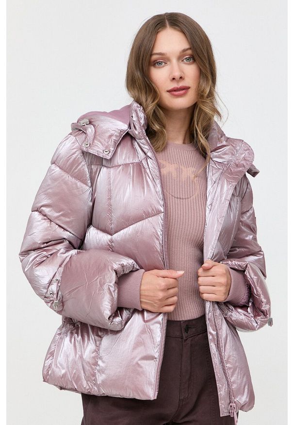 Guess kurtka damska kolor różowy zimowa. Okazja: na co dzień. Kolor: różowy. Sezon: zima. Styl: casual