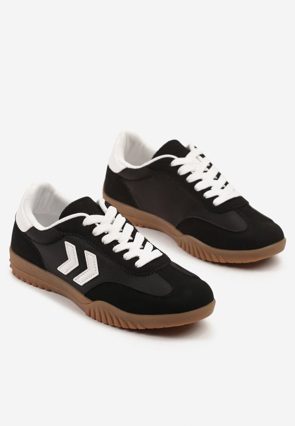 Renee - Czarne Sneakersy Typu Kultowe Tenisówki Zdobione Przeszyciami Naporae. Okazja: na co dzień. Kolor: czarny. Materiał: jeans. Szerokość cholewki: normalna. Wzór: aplikacja. Obcas: na płaskiej podeszwie