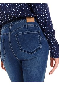 TOP SECRET - Spodnie jeansowe push up. Kolor: niebieski. Materiał: jeans. Sezon: wiosna. Styl: klasyczny #3