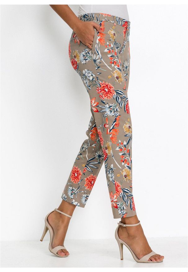 bonprix - Spodnie 7/8 ze stretchem. Kolor: brązowy. Wzór: nadruk, kwiaty. Styl: elegancki, klasyczny
