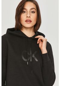 Calvin Klein - Sukienka. Okazja: na co dzień. Typ kołnierza: kaptur. Kolor: czarny. Materiał: bawełna, poliester, dzianina. Długość rękawa: długi rękaw. Wzór: nadruk. Typ sukienki: proste. Styl: casual. Długość: mini #2