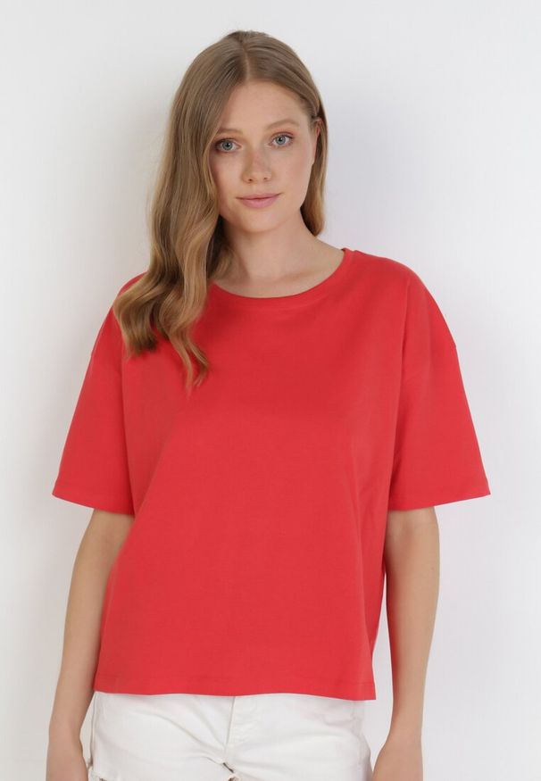 Born2be - Czerwony T-shirt Evales. Okazja: na co dzień. Kolor: czerwony. Materiał: bawełna. Długość rękawa: krótki rękaw. Długość: krótkie. Wzór: jednolity. Styl: casual