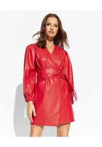 Pinko - PINKO - Czerwona sukienka mini Adana. Typ kołnierza: dekolt w kształcie V. Kolor: czerwony. Długość rękawa: długi rękaw. Typ sukienki: kopertowe. Długość: mini