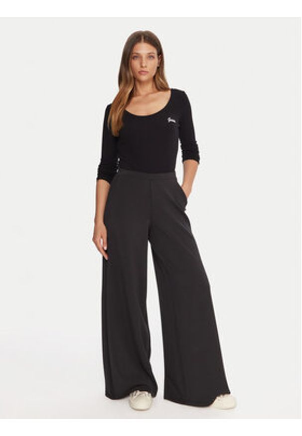 Guess Body V5BP09 KCBF1 Czarny Slim Fit. Kolor: czarny. Materiał: bawełna