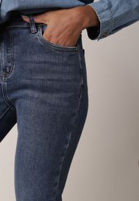 Born2be - Granatowe Jeansy Mom Fit z Elastycznego Materiału z Bawełną Tinamarie. Okazja: na co dzień. Kolor: niebieski. Styl: casual #7