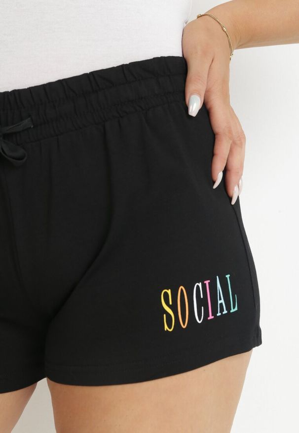 Born2be - Czarne Dresowe Szorty z Gumką i Sznurkiem w Pasie z Bawełny Lyrica. Okazja: na co dzień. Kolekcja: plus size. Kolor: czarny. Materiał: bawełna, dresówka. Wzór: aplikacja, napisy. Styl: casual