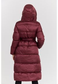 Hetrego - HETREGO Bordowy damski puchowy płaszcz Karen Woman Quilted Coat, Rozmiar 42 EU - 46 IT. Kolor: czerwony. Materiał: puch. Długość rękawa: długi rękaw. Długość: do kolan. Sezon: zima. Styl: elegancki, klasyczny #5