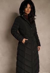 Renee - Czarna Zimowa Kurtka Pikowana o Długim Kroju z Paskiem i Kapturem z Futrem Retarda. Kolor: czarny. Materiał: futro. Długość: długie. Sezon: zima. Styl: street #5