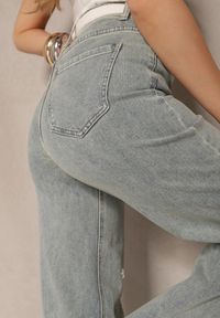 Renee - Jasnoniebieskie Jeansy High Waist o Szerokim Kroju z Cyrkoniami i Koralikami Heltewi. Okazja: na co dzień. Stan: podwyższony. Kolor: niebieski. Wzór: aplikacja. Styl: elegancki, casual