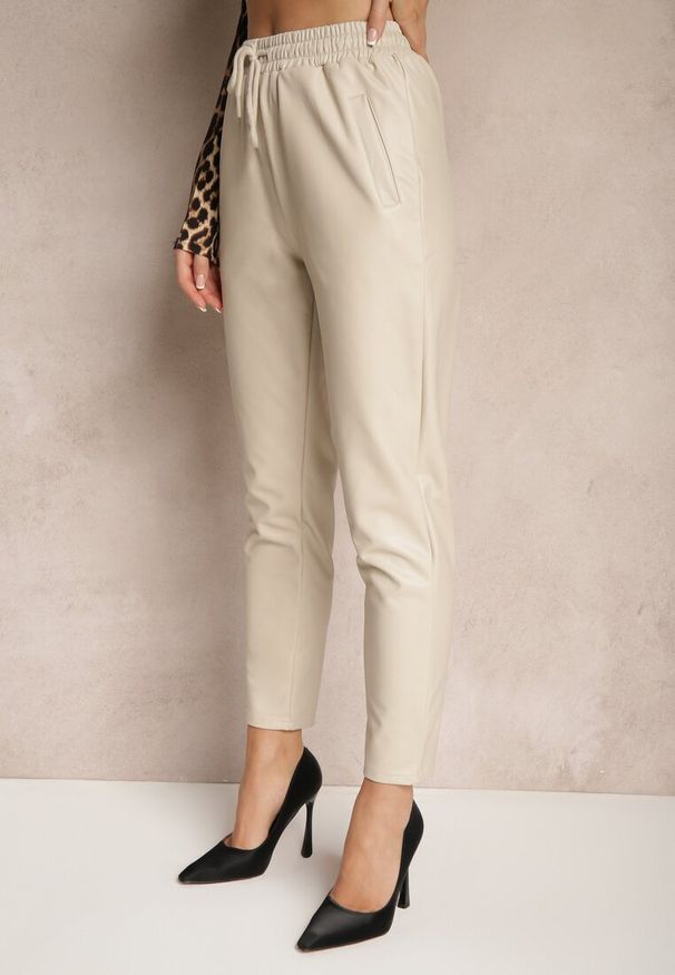 Renee - Beżowe Spodnie High Waist z Ekoskóry w Gumką w Talii Esaleira. Okazja: na co dzień. Stan: podwyższony. Kolor: beżowy. Styl: elegancki, casual