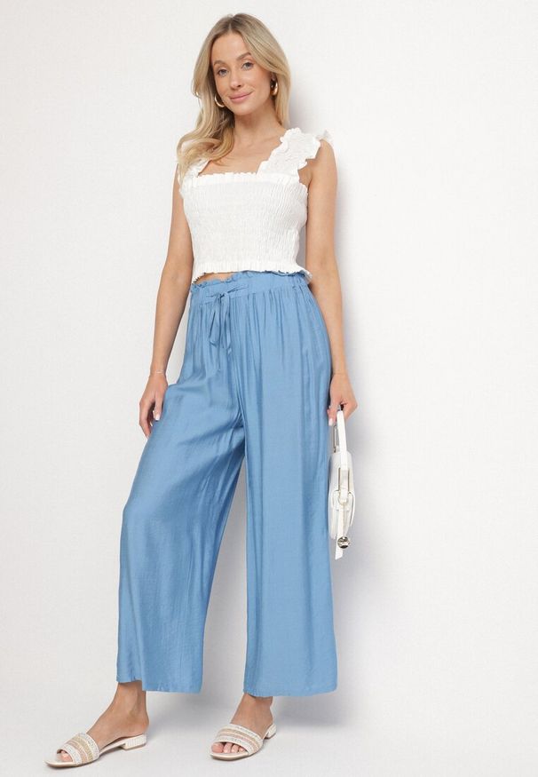 Born2be - Niebieskie Szerokie Spodnie z Wysokim Stanem Ozdobione Wiązaniem Teliriela. Okazja: na co dzień. Stan: podwyższony. Kolor: niebieski. Wzór: aplikacja. Styl: casual, klasyczny