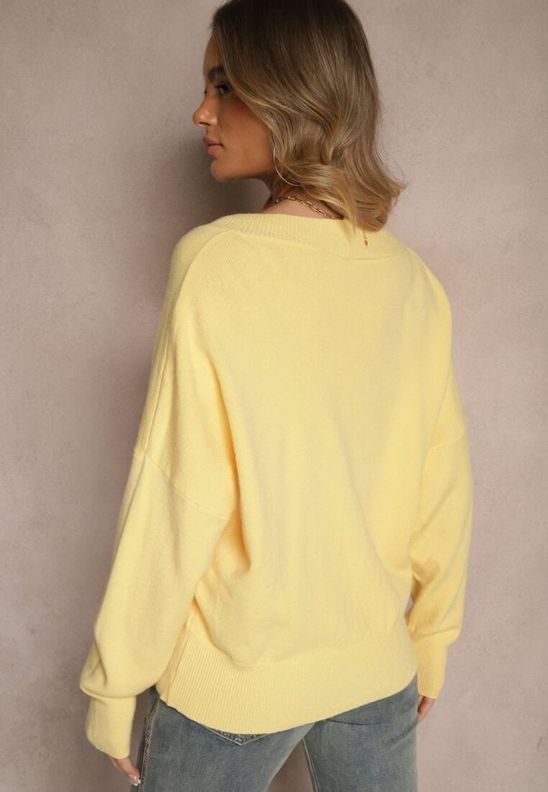 Renee - Żółty Klasyczny Sweter z Wiskozą i Kaszmirem Marirra. Okazja: na co dzień, do pracy. Typ kołnierza: dekolt w serek. Kolor: żółty. Materiał: wiskoza, kaszmir. Styl: klasyczny