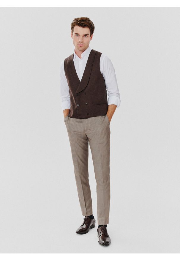 Pako Lorente - PAKO LORENTE – Brązowa dwurzędowa kamizelka męska. Kolor: brązowy. Materiał: poliamid, bawełna, elastan, len, wełna. Wzór: jodełka