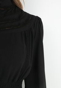 Born2be - Czarna Sukienka Laodyle. Typ kołnierza: kołnierzyk stójkowy. Kolor: czarny. Materiał: poliester, koronka, tkanina. Długość rękawa: długi rękaw. Wzór: ażurowy. Styl: retro, elegancki. Długość: maxi #4