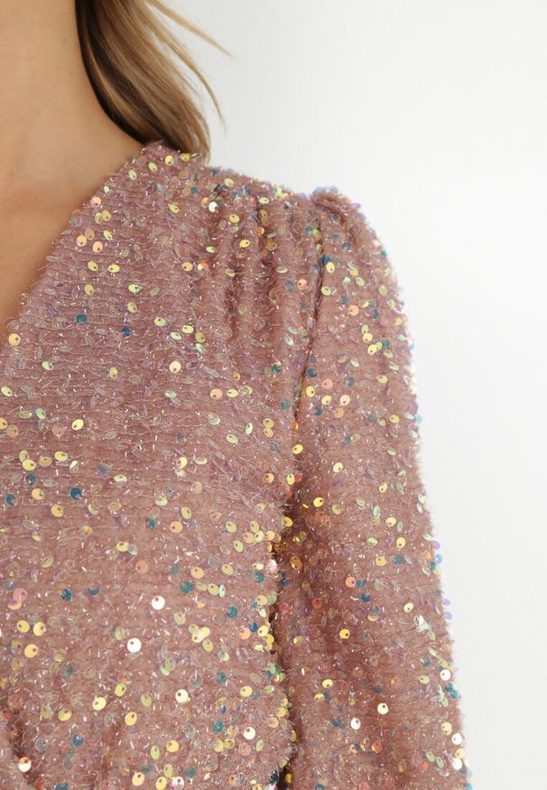 Born2be - Różowa Sukienka Cekinowa z Kopertowym Dekoltem Cidoly. Okazja: na co dzień. Typ kołnierza: dekolt kopertowy. Kolor: różowy. Typ sukienki: kopertowe. Styl: rockowy, elegancki, casual