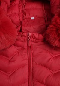 Renee - Czerwona Przejściowa Kurtka z Pikowaniem Bocznymi Ściągaczami i Kapturem Fezizia. Okazja: na co dzień. Kolor: czerwony. Materiał: futro, jeans, poliester. Styl: casual, elegancki #6