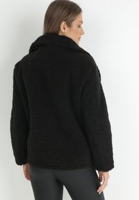 Born2be - Czarna Kurtka Biker z Imitacji Skóry i Kożuszka Zadesy. Okazja: na co dzień. Kolor: czarny. Materiał: skóra. Wzór: aplikacja. Styl: klasyczny, casual, elegancki #9