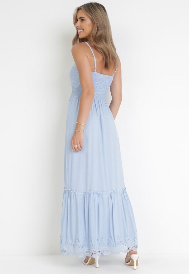 Born2be - Niebieska Sukienka Maxi na Ramiączkach z Gumką w Pasie i Koronkową Wstawką Envama. Typ kołnierza: dekolt kopertowy. Kolor: niebieski. Materiał: koronka. Długość rękawa: na ramiączkach. Wzór: aplikacja, koronka. Sezon: wiosna, lato. Typ sukienki: kopertowe. Długość: maxi