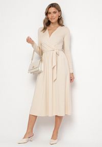 Born2be - Jasnobeżowa Sukienka Kopertowa z Wiskozą Wiązana w Talii Drestalia. Okazja: na co dzień. Typ kołnierza: dekolt w kształcie V. Kolor: beżowy. Materiał: wiskoza. Długość rękawa: długi rękaw. Typ sukienki: kopertowe. Styl: casual, klasyczny #5