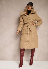 Renee - Ciemnobeżowa Długa Kurtka z Pikowanymi Przeszyciami Kapturem i Wiązanym Paskiem Zalirra. Okazja: na co dzień. Kolor: beżowy. Materiał: dzianina, jeans. Długość: długie. Styl: casual, elegancki #4