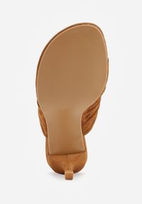 Born2be - Brązowe Klapki Japonki VICES na Kaczuszce z Paskiem na Palec i Marszczeniem Orylle. Okazja: na co dzień, na spacer. Kolor: brązowy. Materiał: satyna. Sezon: lato. Obcas: na szpilce. Styl: casual, klasyczny, elegancki #2