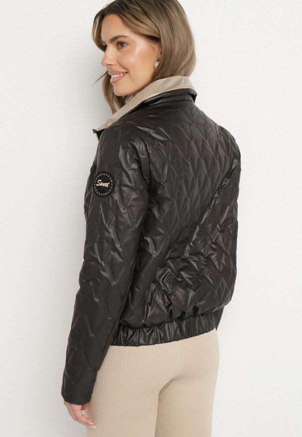 Born2be - Czarna Kurtka z Pikowanymi Przeszyciami i Elastyczną Gumką w Pasie Relriva. Okazja: na co dzień. Kolor: czarny. Materiał: jeans. Styl: casual, elegancki