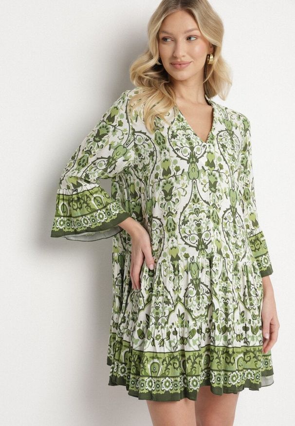 Born2be - Zielona Rozkloszowana Sukienka z Wiskozą w Ornamentalny Wzór Ravapia. Okazja: na spacer, na co dzień. Typ kołnierza: dekolt w kształcie V. Kolor: zielony. Materiał: wiskoza. Sezon: lato. Styl: casual