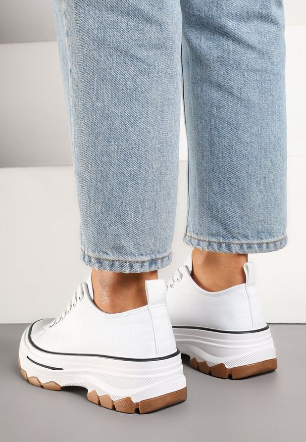 Born2be - Białe Trampki na Grubej Podeszwie pod Kostkę Evariella. Okazja: na co dzień. Zapięcie: sznurówki. Kolor: biały. Materiał: jeans. Wzór: aplikacja. Styl: casual, klasyczny
